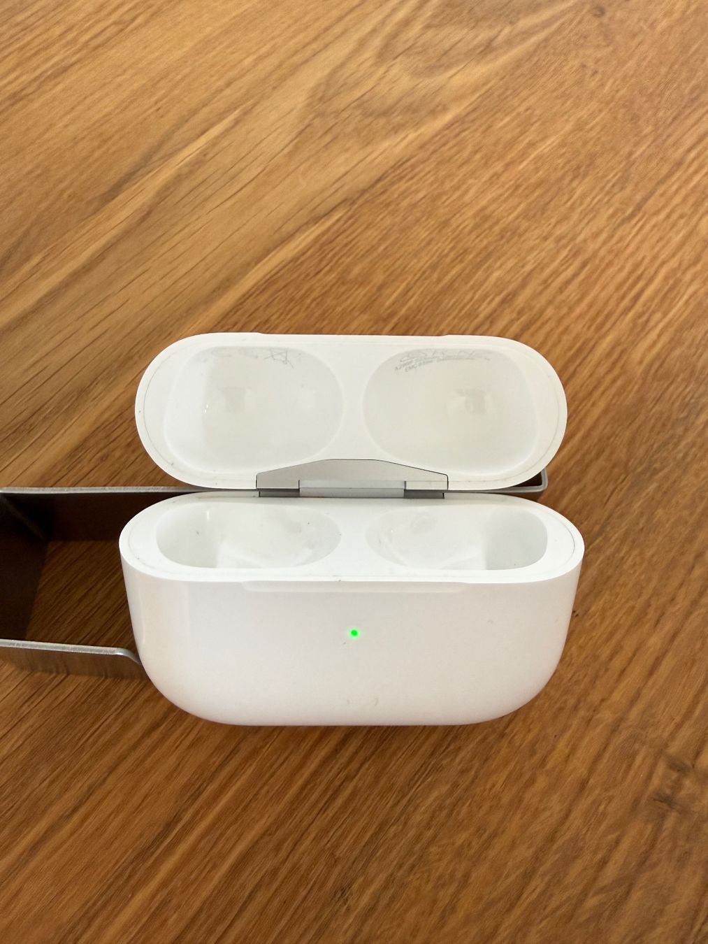 Apple Cuffie: APPLE AirPods Pro 2 Charging Case – Usato da Lausanne venduto da Nine1982