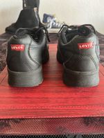 Chaussures Levi's noires, taille 38 - parfaites pour l'été!