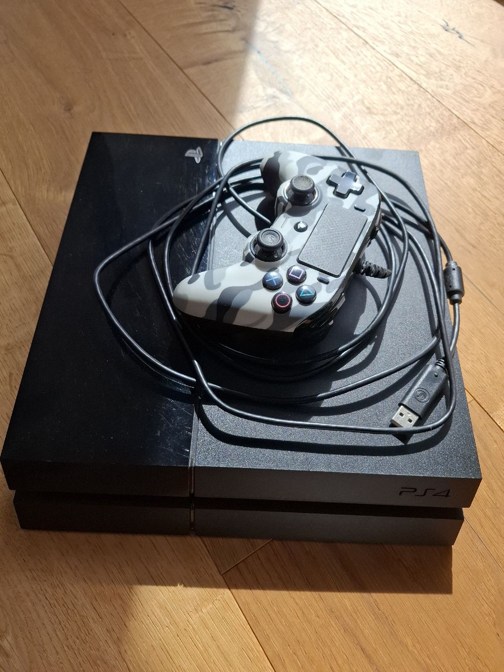 Sony Consoles: Playstation 4 Konsole mit Controller und Kabel – D'occasion à Dübendorf par MO_c6hy