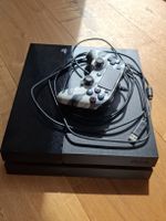 Playstation 4 Konsole mit Controller und Kabel
