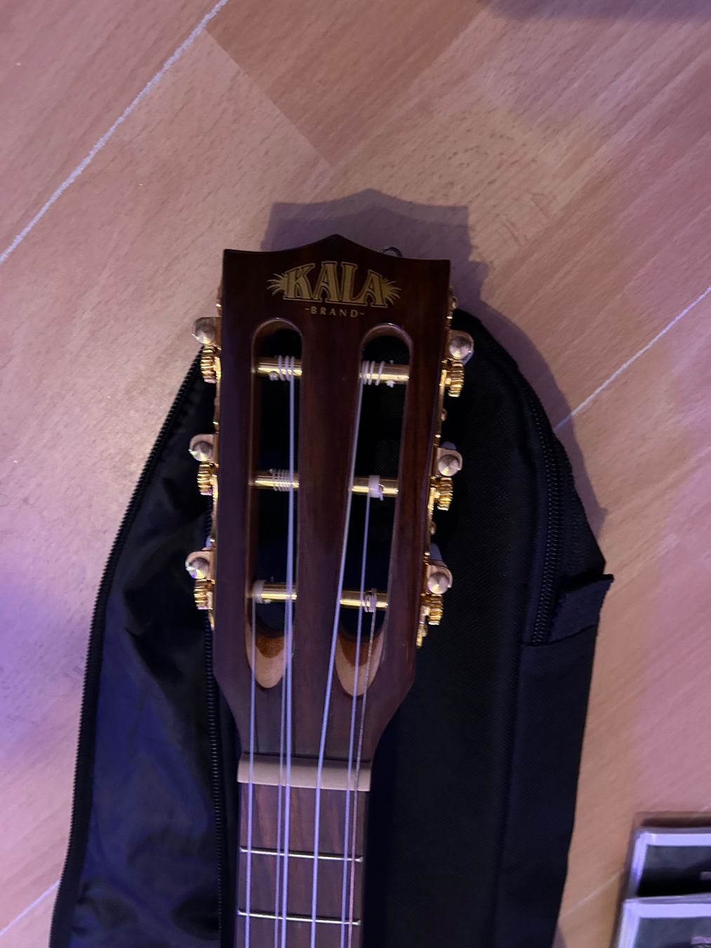 Strumenti musicali: Kala KA S6 EQ 6-String Tenor Ukulele – Usato da Zürich venduto da ecwashere 3