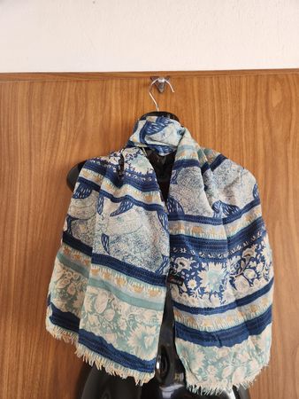 Foulard Natur Pur soie bleu motifs floraux et rayures
