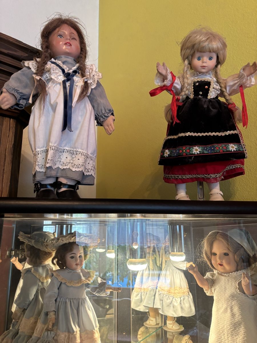 Bambole: Puppen aus Sammlung auf Wunsch mit Vitrine – Usato da Grellingen venduto da Grillerino1349