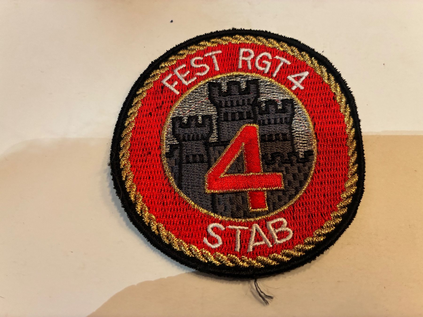 Schweizer Armee Plaketten & Abzeichen: Badge Fest Rgt 4 stab – Gebraucht aus Oberiberg von stab
