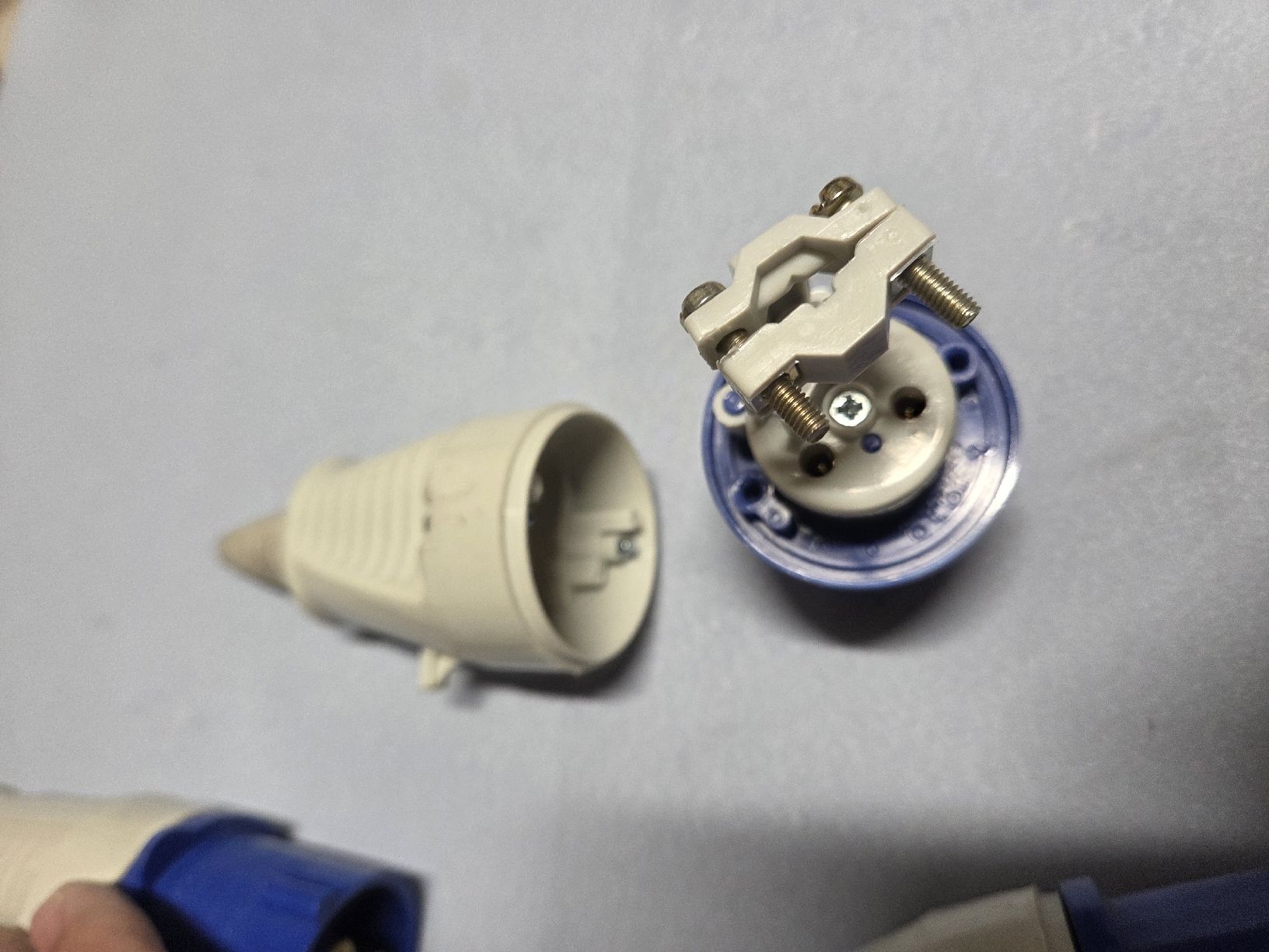 Walther Spine: CEE Stecker, 16A, 3-polig Stecker CEE PCE 16a 3p 250V – Usato da Zürich venduto da eymen20 2