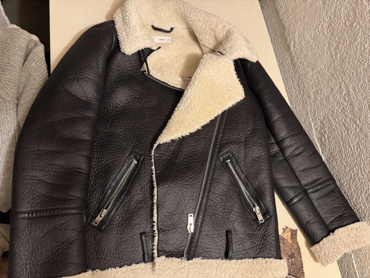Mango Giacche: Winterjacke Mango schwarz mit Teddyfutter Grösse S neuwertig – Nuovo (secondo la descrizione) da Luzern venduto da Lorena.haj 1