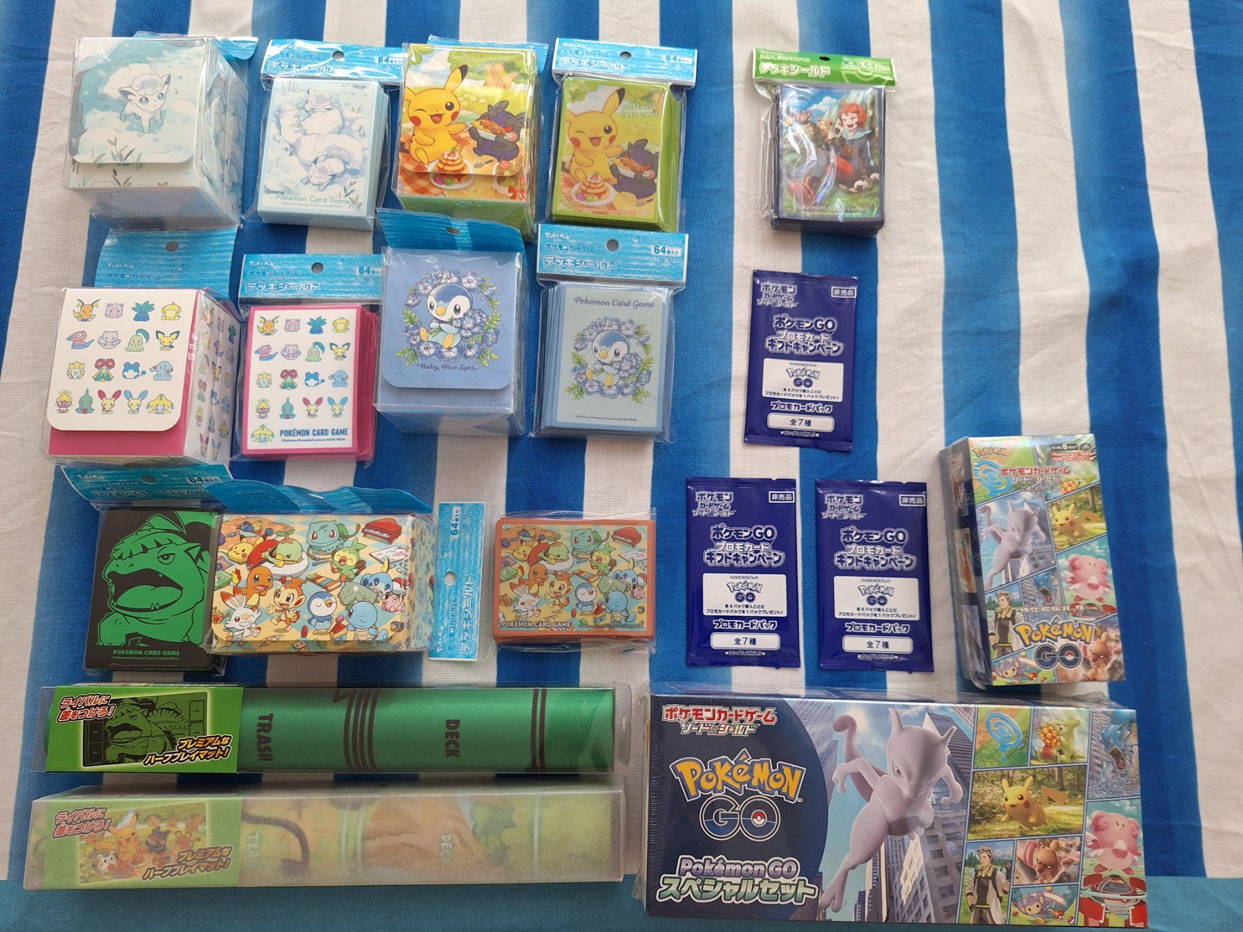 Pokémon Sammelbilder & Trading cards: 17-teiliges JP Pokemon Center Set; Sleeves, Deck Boxes – Neu und originalverpackt aus Spreitenbach von misi.m
