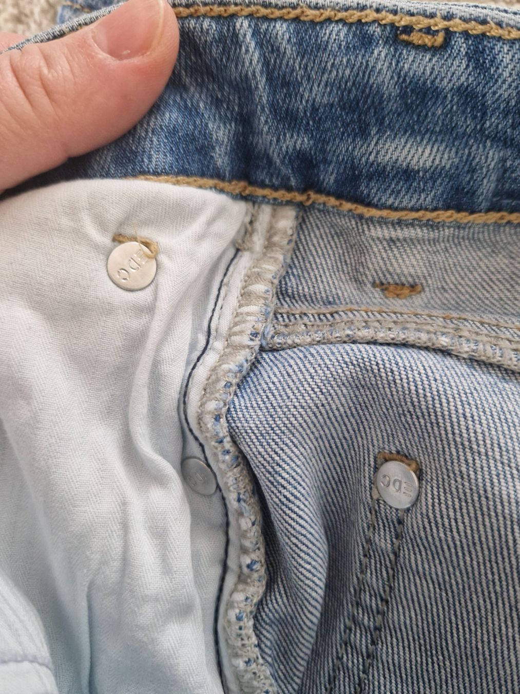Esprit Jeans: Edc Jeans, hellblau, Destroyed-Look, Gr. 30 – Usato da Erlinsbach SO venduto da ULIKH 5