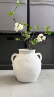 Vase décoratif blanc avec poignées et branche fleurie art...