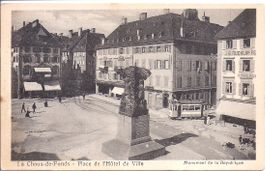 LA CHAUX - de - FONDS, place de l'hôtel de ville avec tram