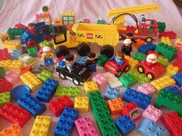 viele Lego DUPLO Steine mit 7 Autos / LKW und 8 Figuren