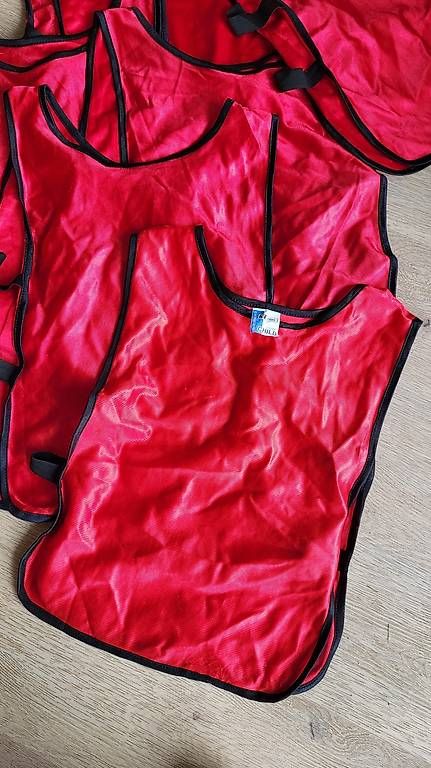 Blouses, T-shirts & Tops: lot de 6 chasubles enfant rouges – D'occasion à Trélex par emm_rz7g