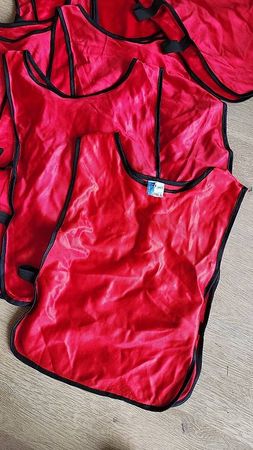 lot de 6 chasubles enfant rouges