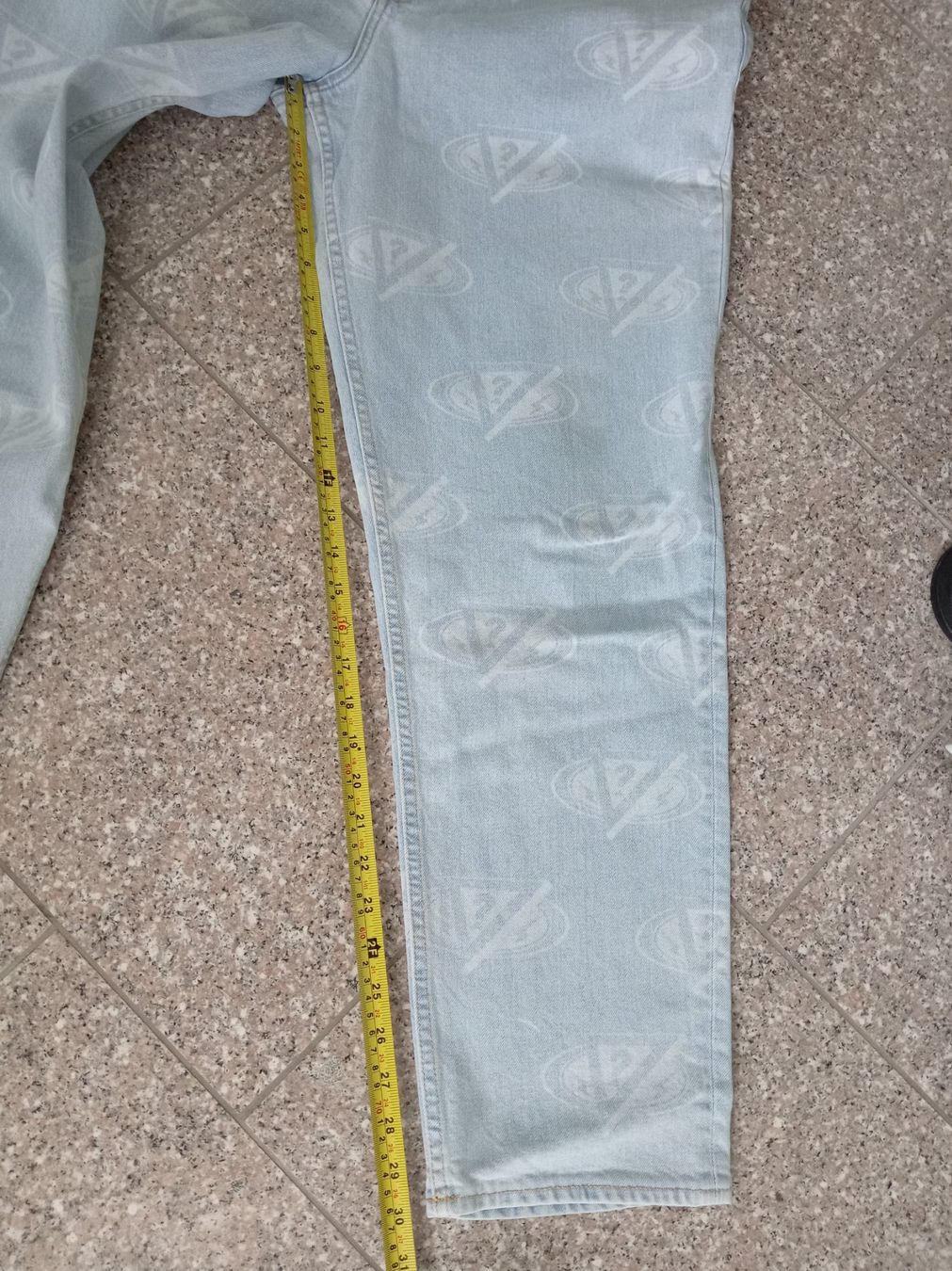 Guess Jeans: Guess x J Balvin Jeans Hose – Usato da Wängi venduto da Maelstrom 4