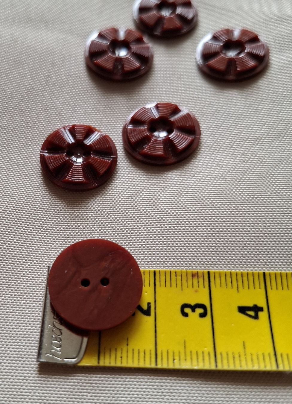 Bottoni: 6 Knöpfe, Braunton, 18 mm. – Usato da Dietikon venduto da Hirschkopf 4