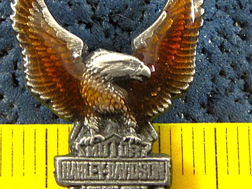 Harley-Davidson Placchette & Badge: HD PIN HARLEY-DAVIDSON EAGLE 3D-OPTIC GEPRÄGT LACKIERT – Usato da Ettingen venduto da Hausi4711 1