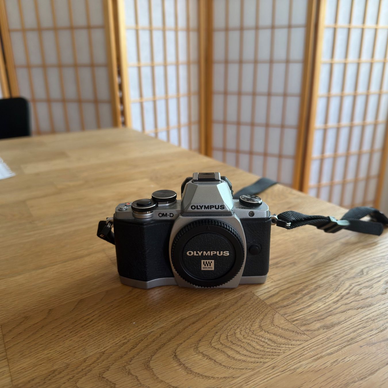 Olympus Fotocamera: Olympus OM-D E-M10 Kit (Mark I) mit Objektiv – Usato da Zürich venduto da gohtsno