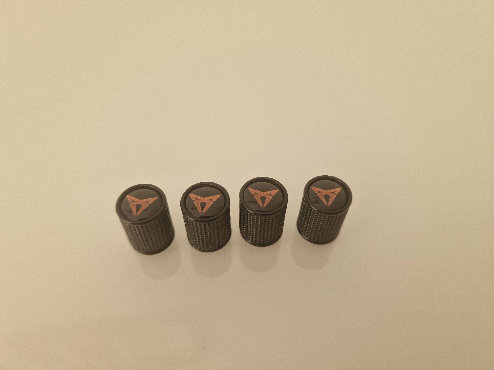 Cupra Alle Autoersatzteile: Ventilkappen , ( Cupra Logo ) schwarz – Neu und originalverpackt aus Sissach von  1