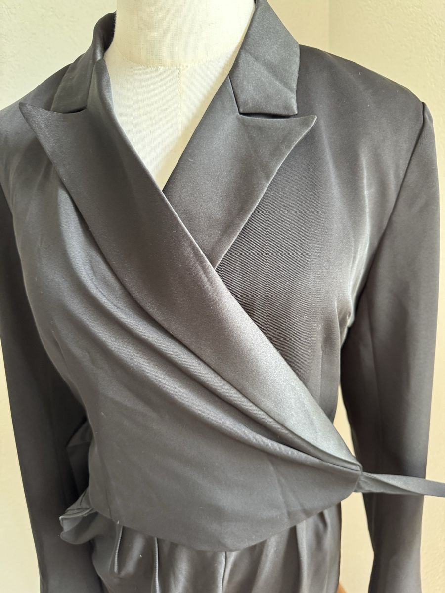Tute: Schwarzer Jumpsuit mit Wickelfront/Combinaison portefeuille – Nuovo (secondo la descrizione) da Veyras venduto da ValClasse 4