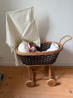 Puppenwagen aus Korb mit Zubehör
