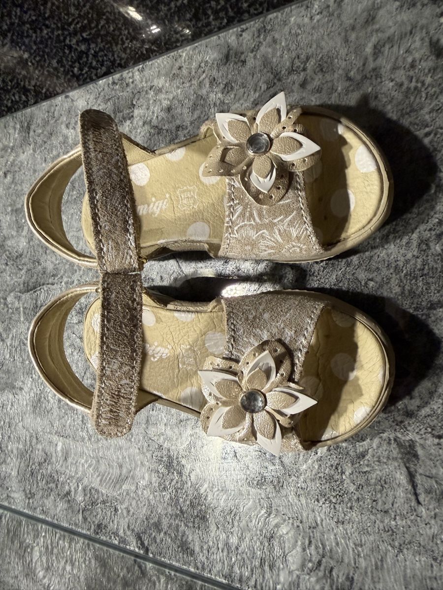 Primigi Scarpe per ragazze: Primigi Mädchensandalen Grösse 26 – Usato da Geroldswil venduto da jani03 1