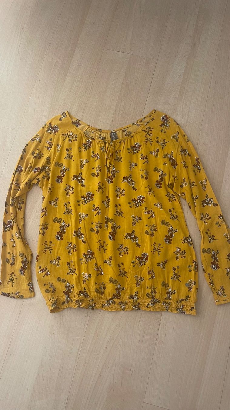 Blusen: Bluse, Grösse 42, Gelb mit Blumenmuster – Neu (gemäss Beschreibung) aus Wetzikon ZH von Schrungus