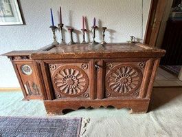 Antike Holztruhe geschnitzt