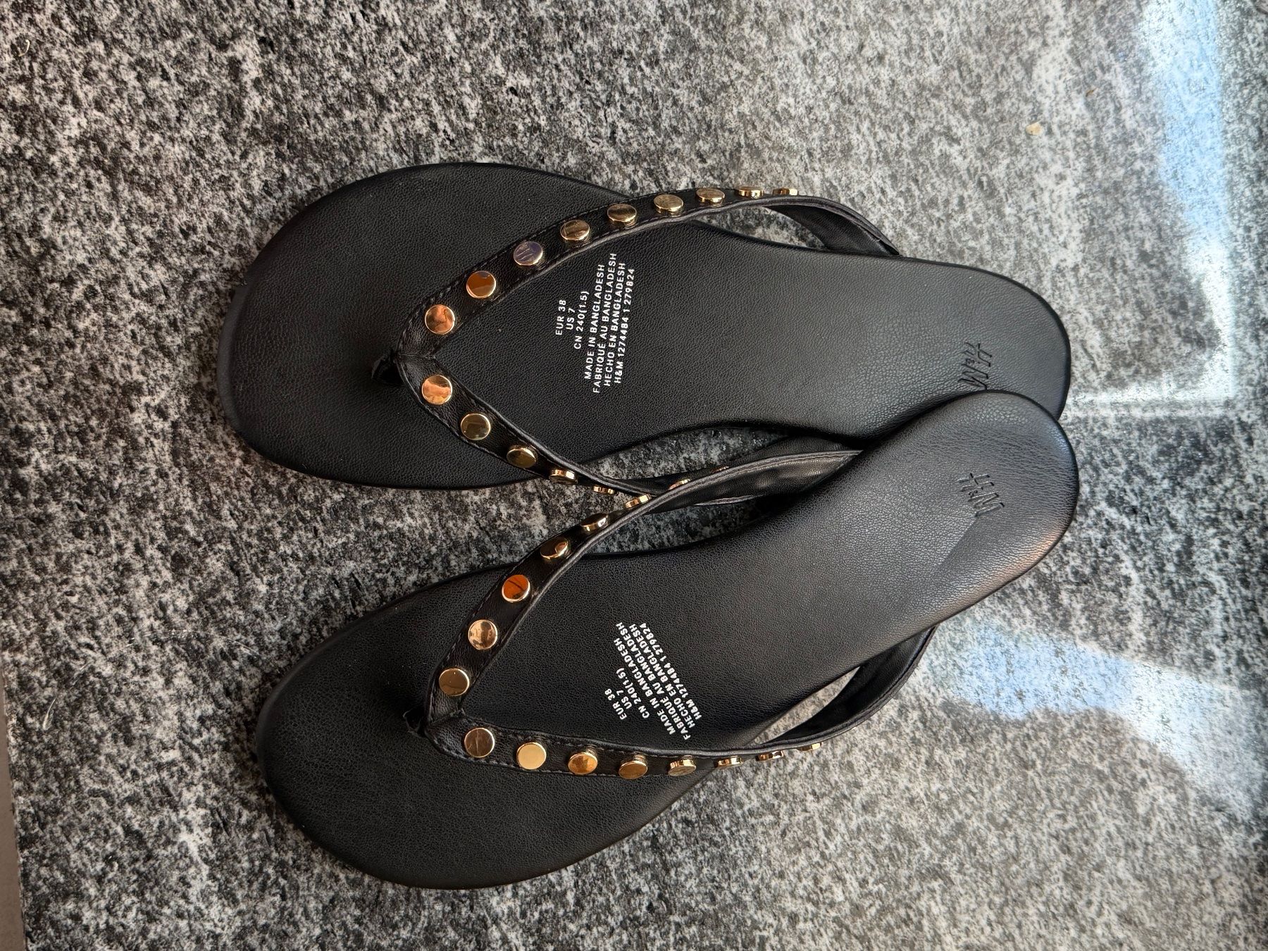H&M Scarpe da donna: Infradito estive H&M nere con borchie, taglia 38 – Usato da Claro venduto da ism_2xbv