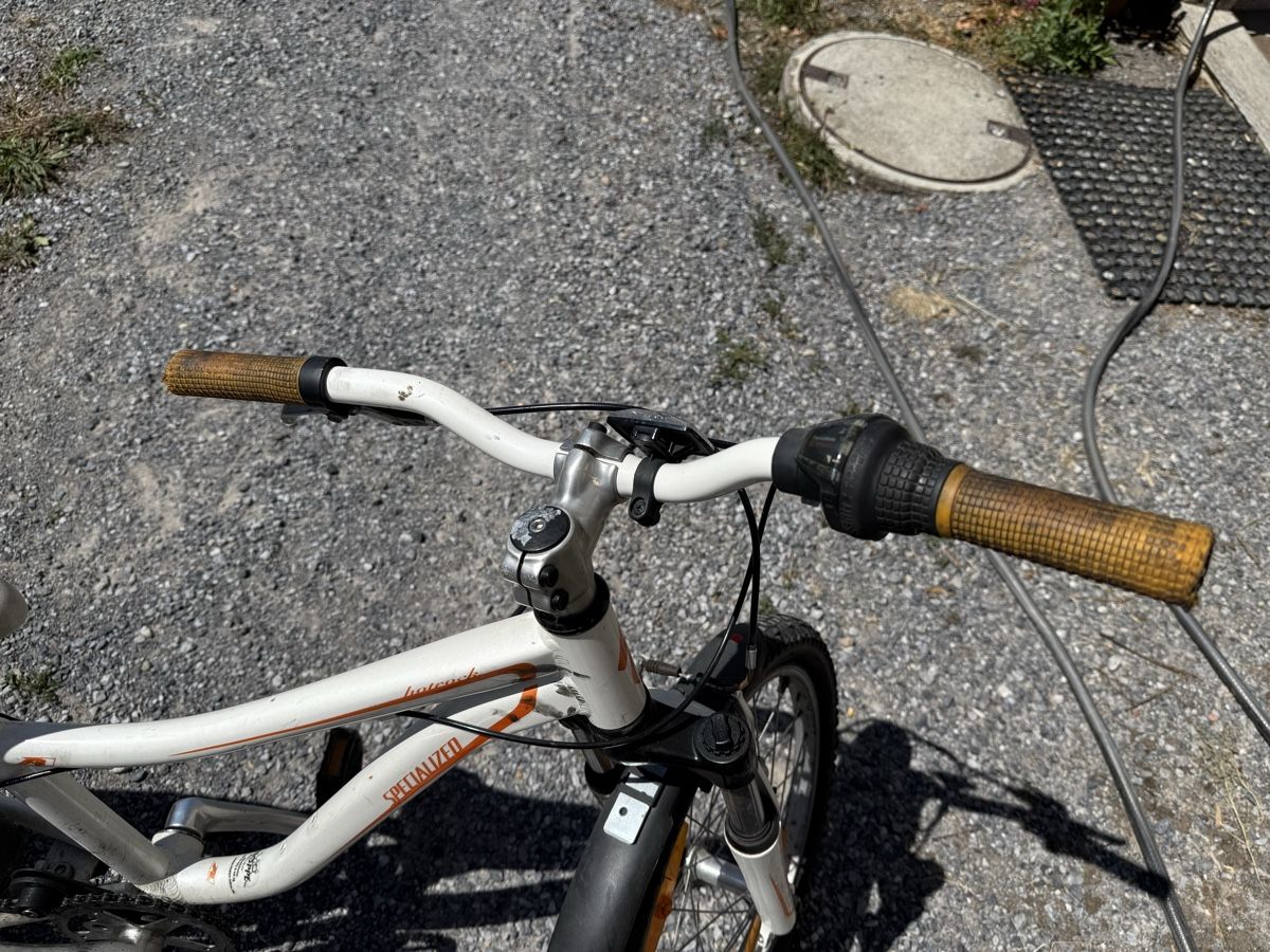 Specialized Velos: Kinderfahrrad Specialized weiss – Gebraucht aus Ebertswil von Kaspar77 1