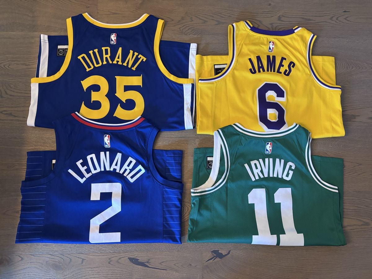 Nba Maillots de corps & Pantalons: 4 Nike NBA Jersey – D'occasion à Wetzikon ZH par Deba26 1
