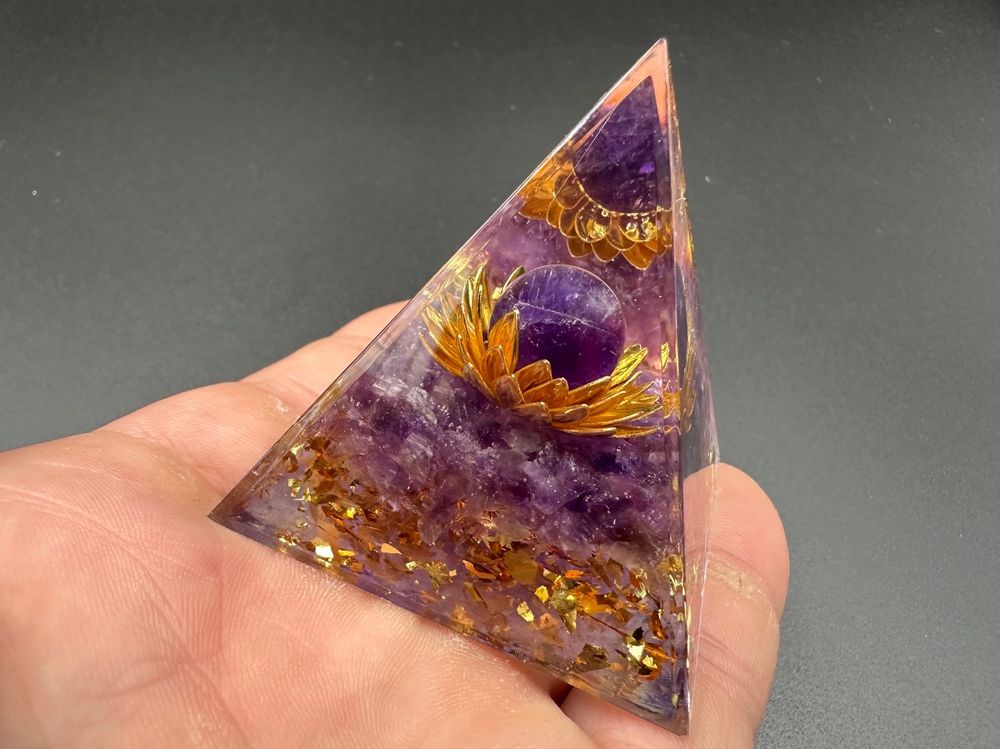 Generico Amethyst Orgonit Pyramide - Mit Kupferspule Für EMF-Schutz & Meditation