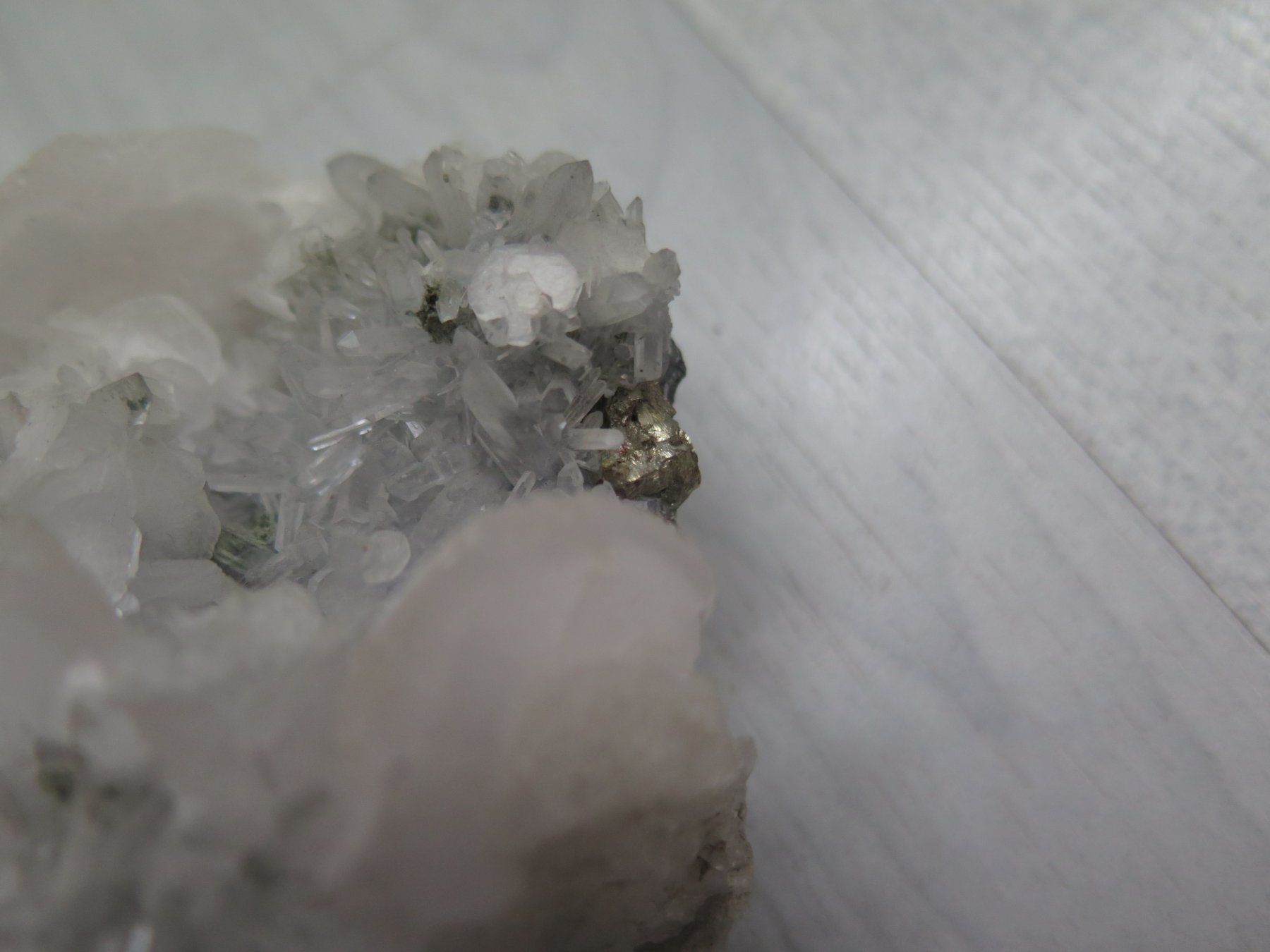 Minerali & Pietre curative: Nadelquarz mit Calcit und Pyrit – Usato da Schaffhausen venduto da Yamakana51L8736OQ8 3