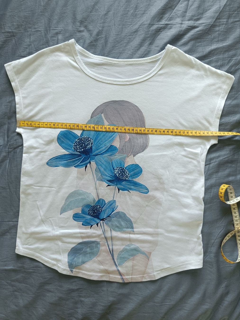 T-shirt: White t-shirt with blue flowers – Usato da Rotkreuz venduto da Prelovedswitzerland 1