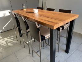 Bartisch aus Massivholz mit 6 Barhockern, NP 3’700.—!!