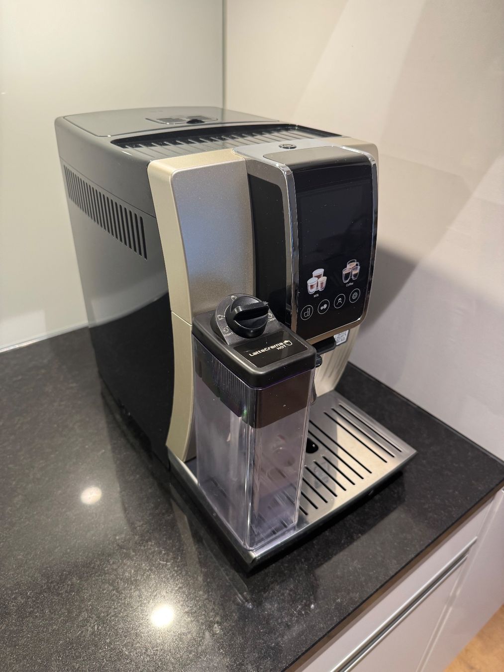 De'Longhi Macchine per caffè & Macchine per espresso: DeLonghi Dinamica Plus – Usato da Rorschach venduto da elm_2s9t 1