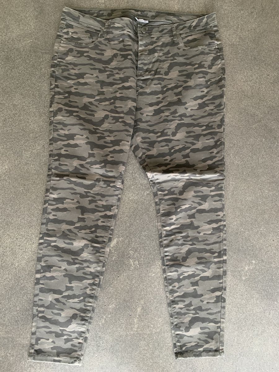 C&A Hosen: Camouflage Hose Grösse 48 NEU – Neu (gemäss Beschreibung) aus Thun von Chrabu