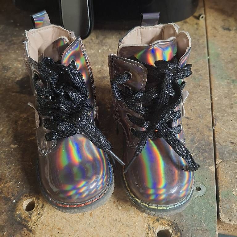 Chaussures filles: Kinder Stiefeletten Grösse 22 – D'occasion à Rütschelen par tam_5zbp 1