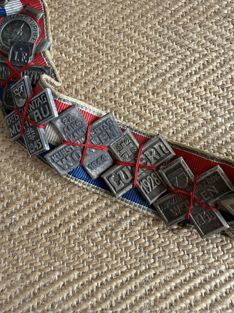 Placchette & Badge: Turnerband mit 23 Abzeichen ab 1920 – Usato da Konolfingen venduto da petzipetz 3