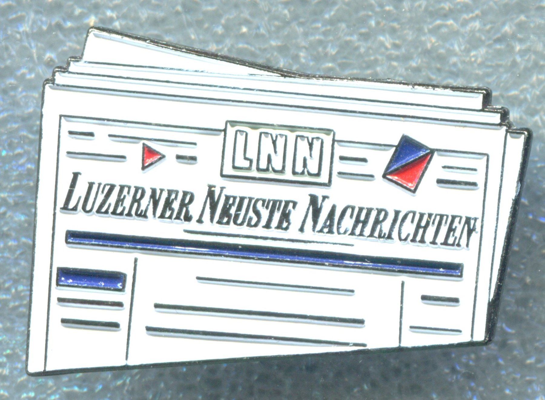 Plaketten & Abzeichen: LNN  Luzerner Neuste Zeitung – Gebraucht aus Winterthur von Sammleroase