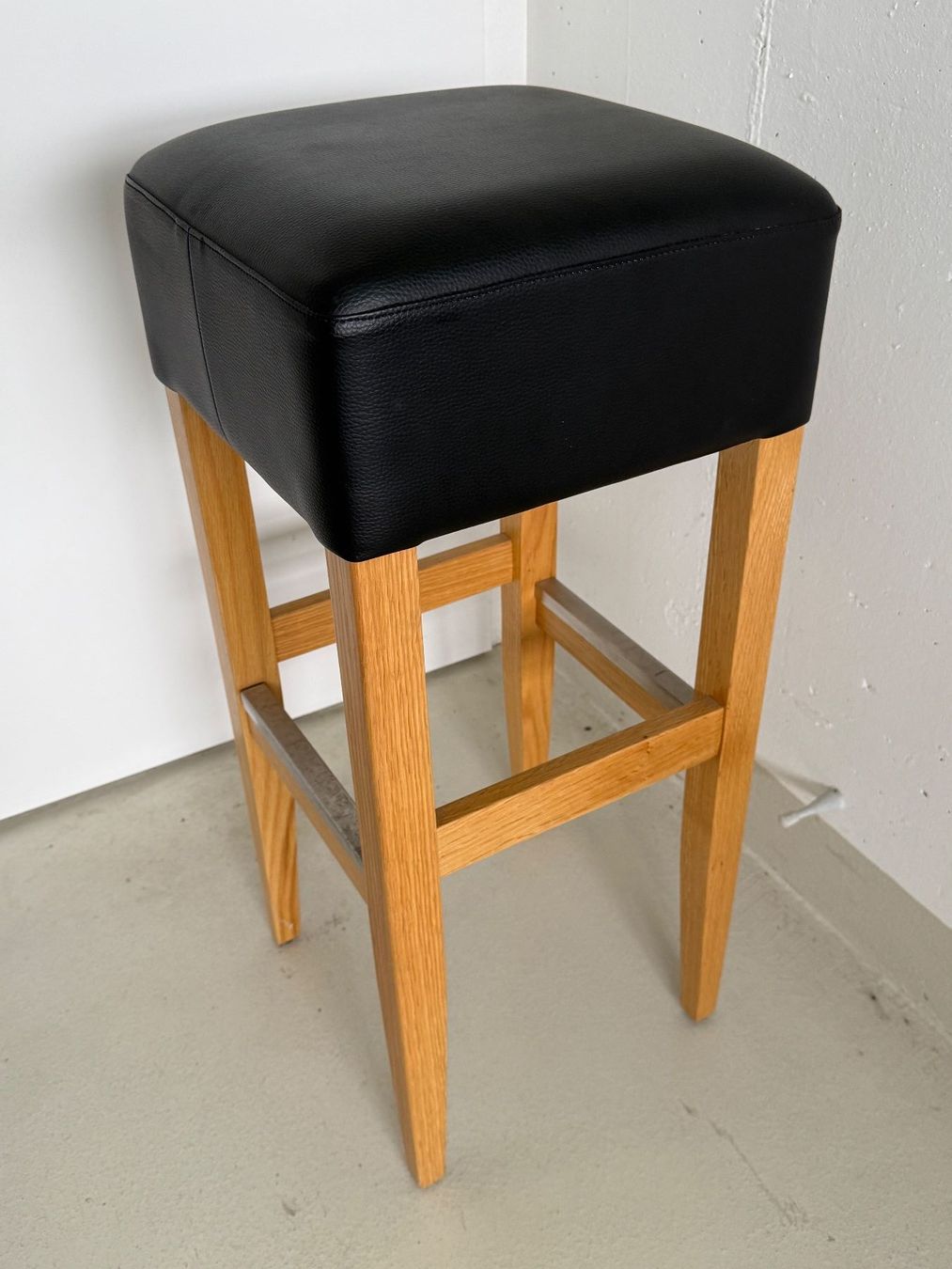 Sgabelli: Vega Holz Barhocker mit Kunstlederbezug – Usato da Volketswil venduto da Scoobi500