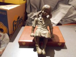Skulptur Mädchen sitzend, Geert Kunen