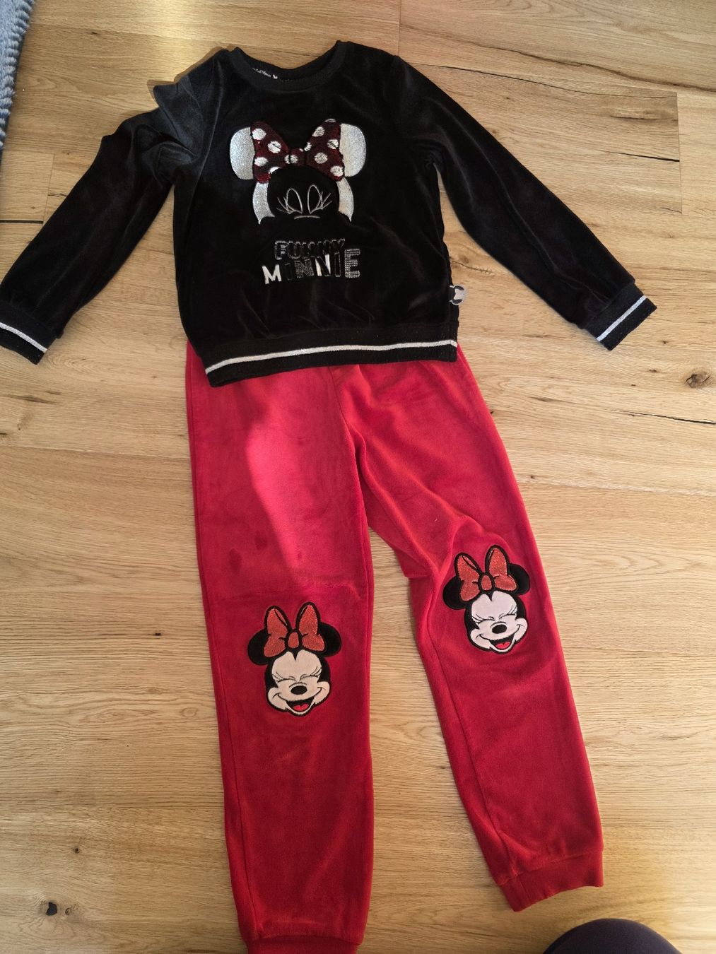 Kleiderpakete & -sets: Minnie Mouse Disney Samt Zweiteilig Gr. 128 – Gebraucht aus Toffen von ver_x68f