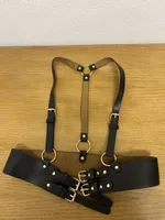 Schwarzer Harness-Gürtel 