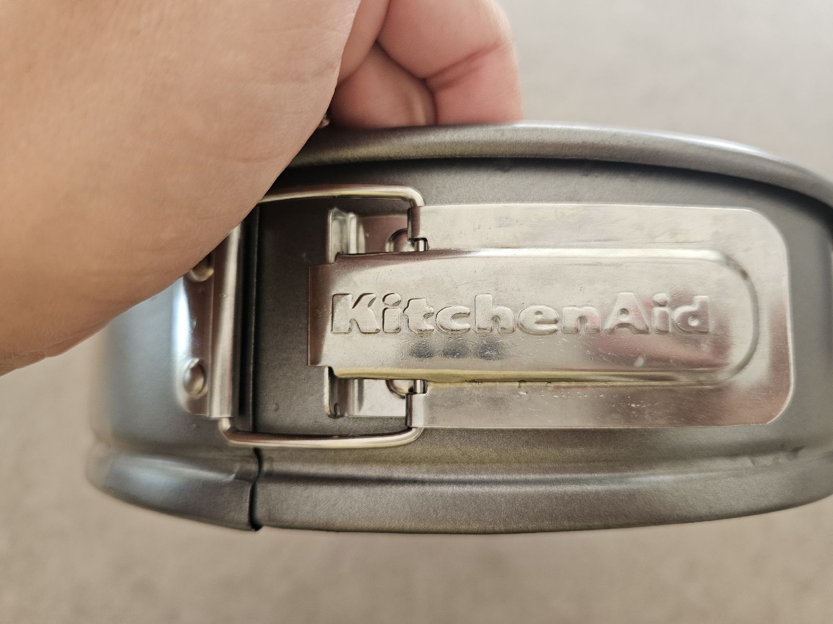 Kitchenaid Teglie da forno: Runde, aufklappbare Kuchenform von KitchenAid. – Usato da Kriens venduto da noe_5hkf 2