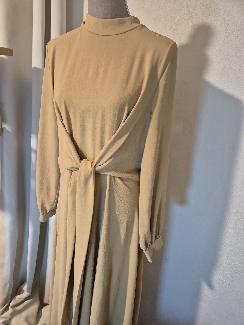 Vestiti: Kleid lang beige mit Bindegürtel, gebrauchter Zustand – Usato da Zürich venduto da Drago670 1