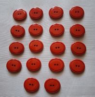 18 Stück rote Knöpfe, oval, 24 mm.