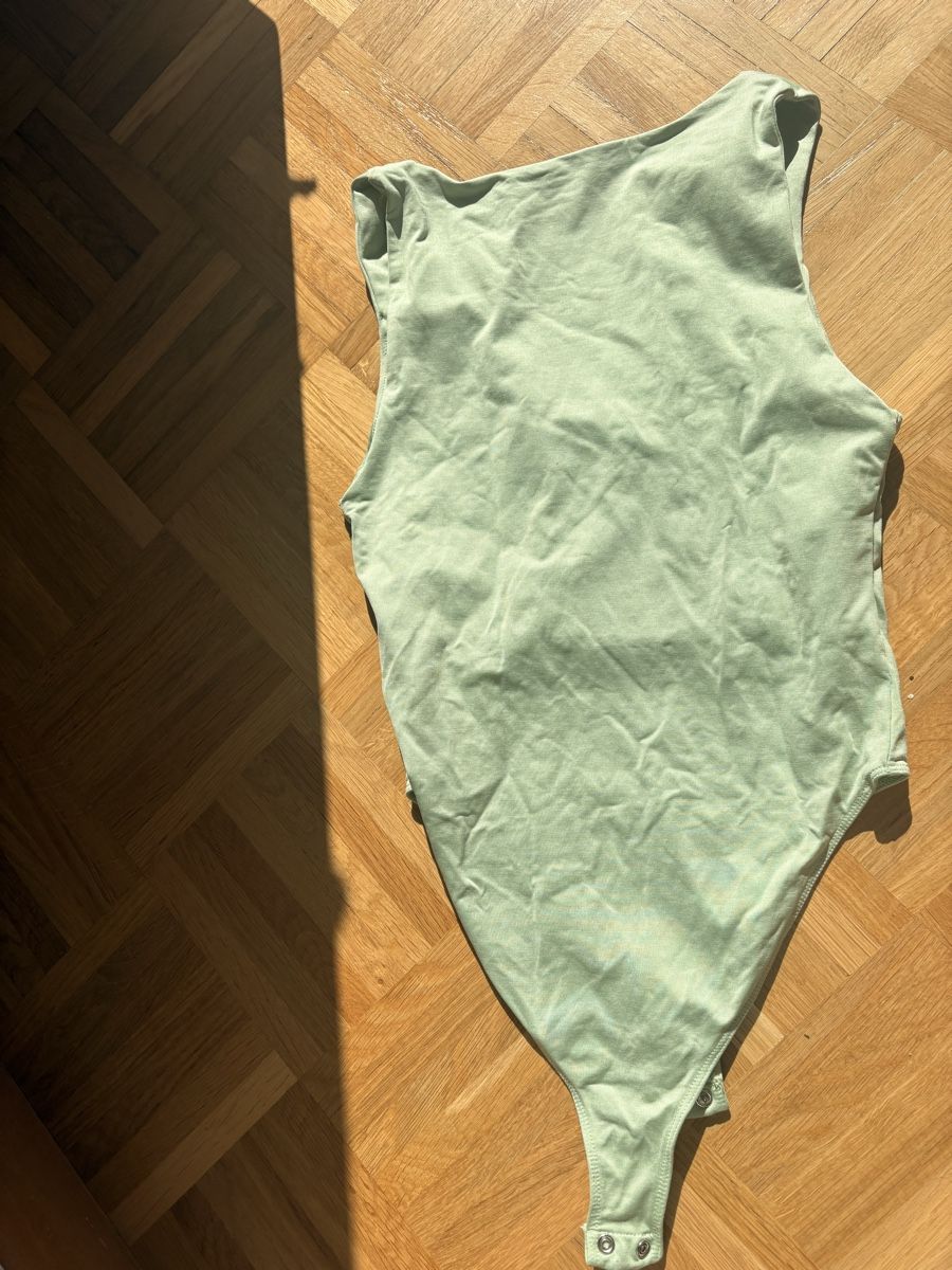Stradivarius Tops: Grünes Stradivarius Bodysuit  – Neuf (Voir description) à Herzogenbuchsee par Gd.5 1