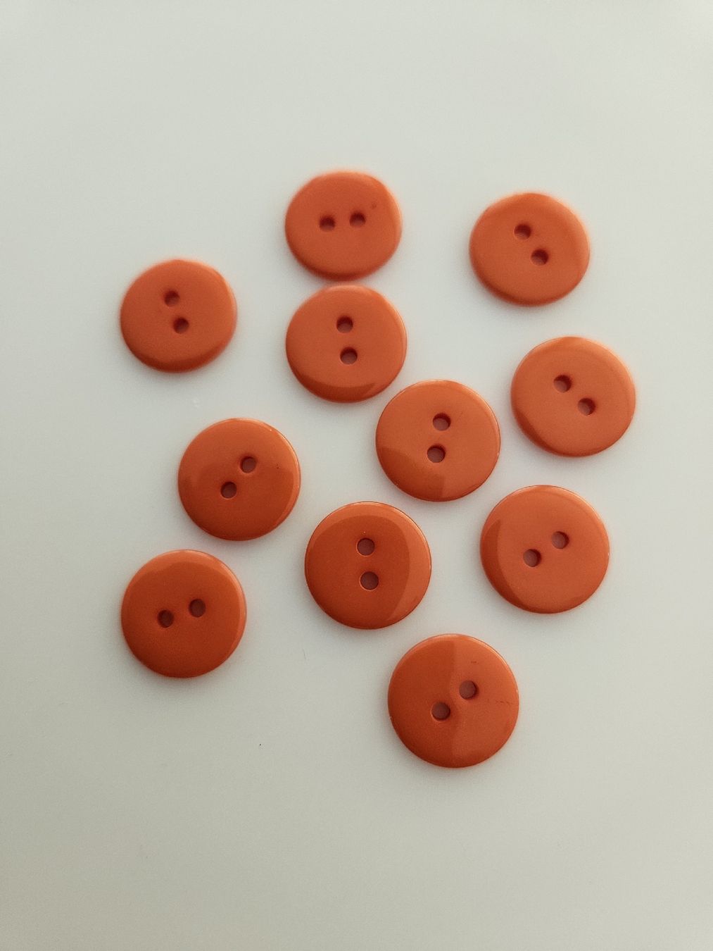 Knöpfe: 11 Knöpfe orange – Gebraucht aus Nürensdorf von cul_b7h6