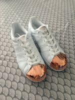 Adidas Superstar blanc et cuivre, pointure 38, état neuf.