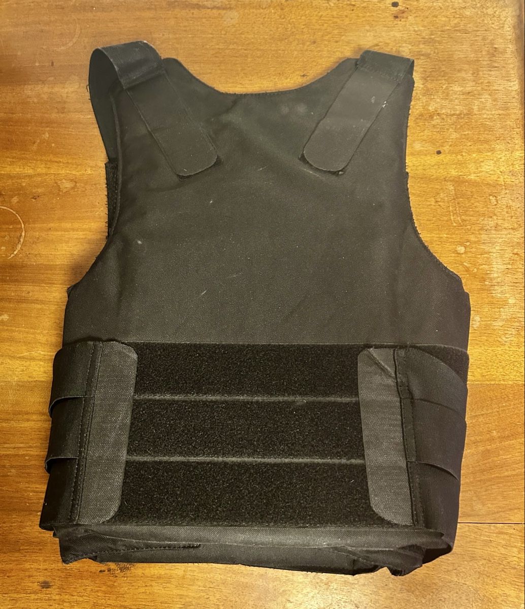 Uniformes: Schutzweste inkl. Stich.- Schlagschutz Platten – D'occasion à Obbürgen par musigschopf 1